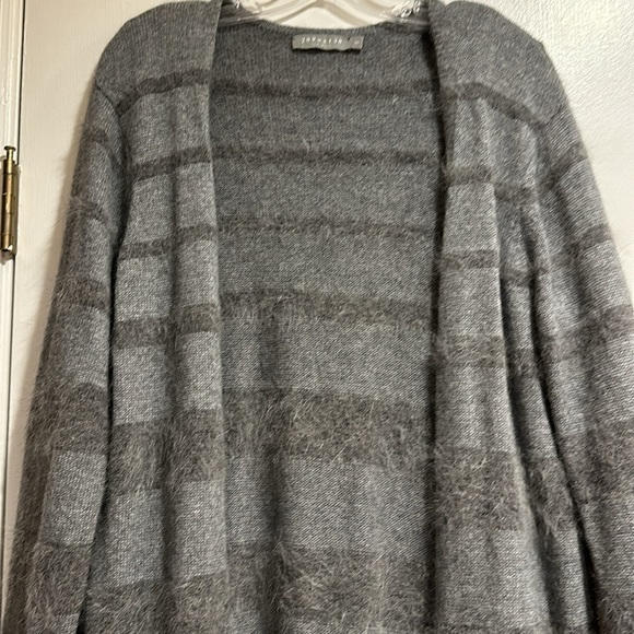 Beautiful 100% cardigan sweater with front pockets and side slits. - Picture 3 of 8